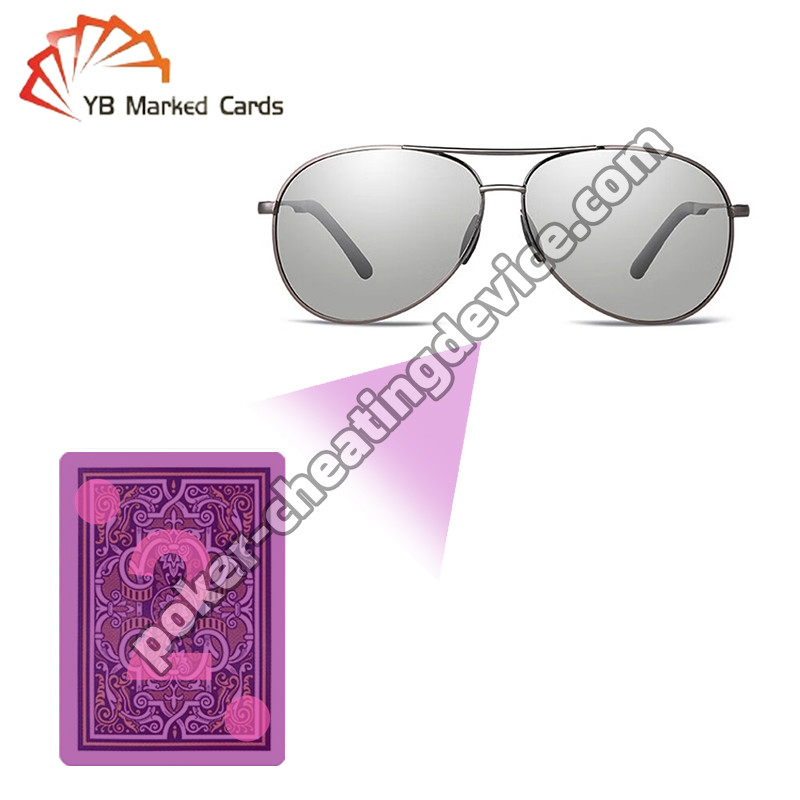 ইনফ্রারেড সানগ্লাসগুলি চিহ্নিত কার্ডগুলি দেখতে পোকার গেমগুলিতে লুকানো চিহ্নগুলি আনলক করে