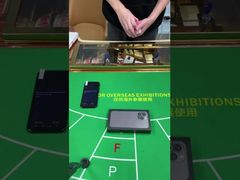 কাছ থেকে দেখা: বারকোড চিহ্নিত খেলার কার্ডের জন্য AKK A4 ফোন পোকার বিশ্লেষক